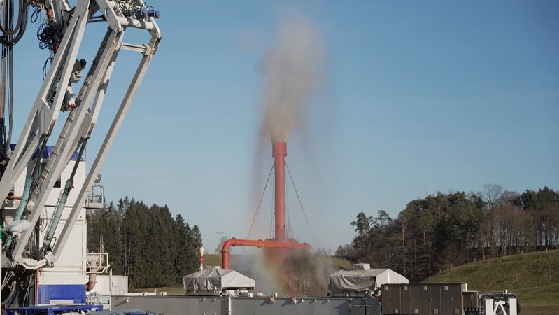 Dampf tritt aus Geothermie-Werk aus