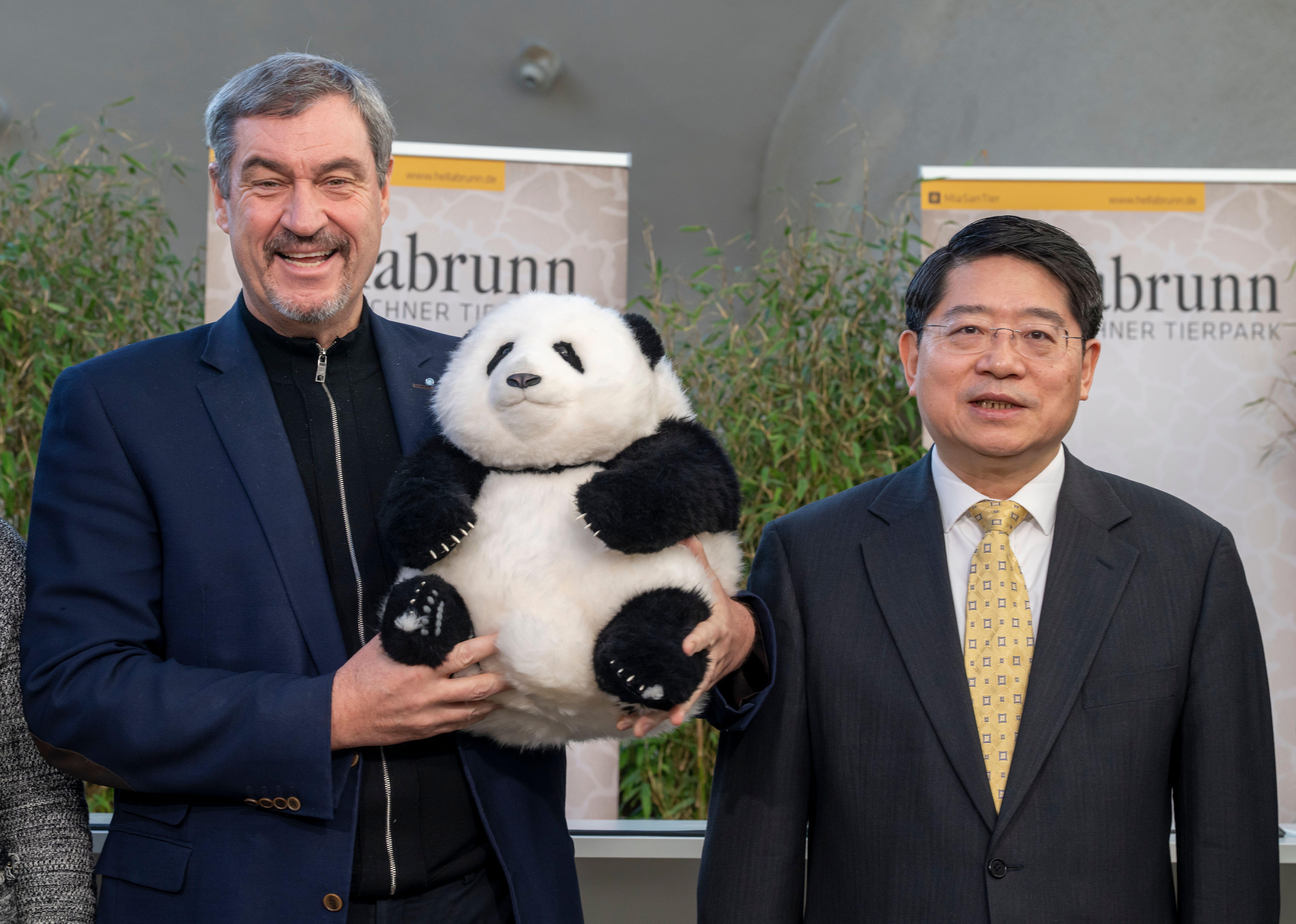 Markus Söder mit einem Plüsch-Panda