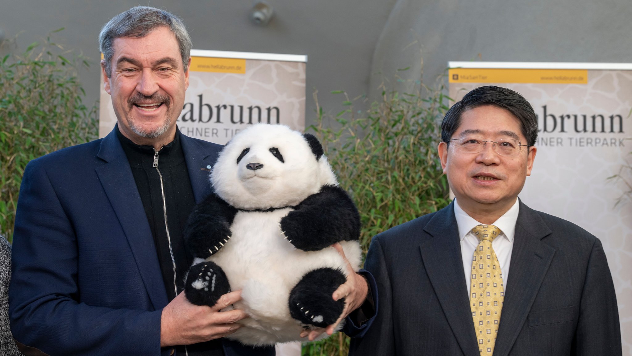 Markus Söder mit einem Plüsch-Panda
