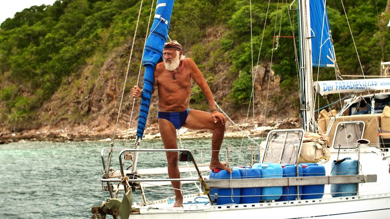 Wolfgang Clemens, braungebrannt und in Badehose blickt auf seiner Yacht in die Ferne | Bild: Majestic/Rainier Ramisch Wolfgang Clemens, braungebrannt und in Badehose blickt auf seiner Yacht in die Ferne