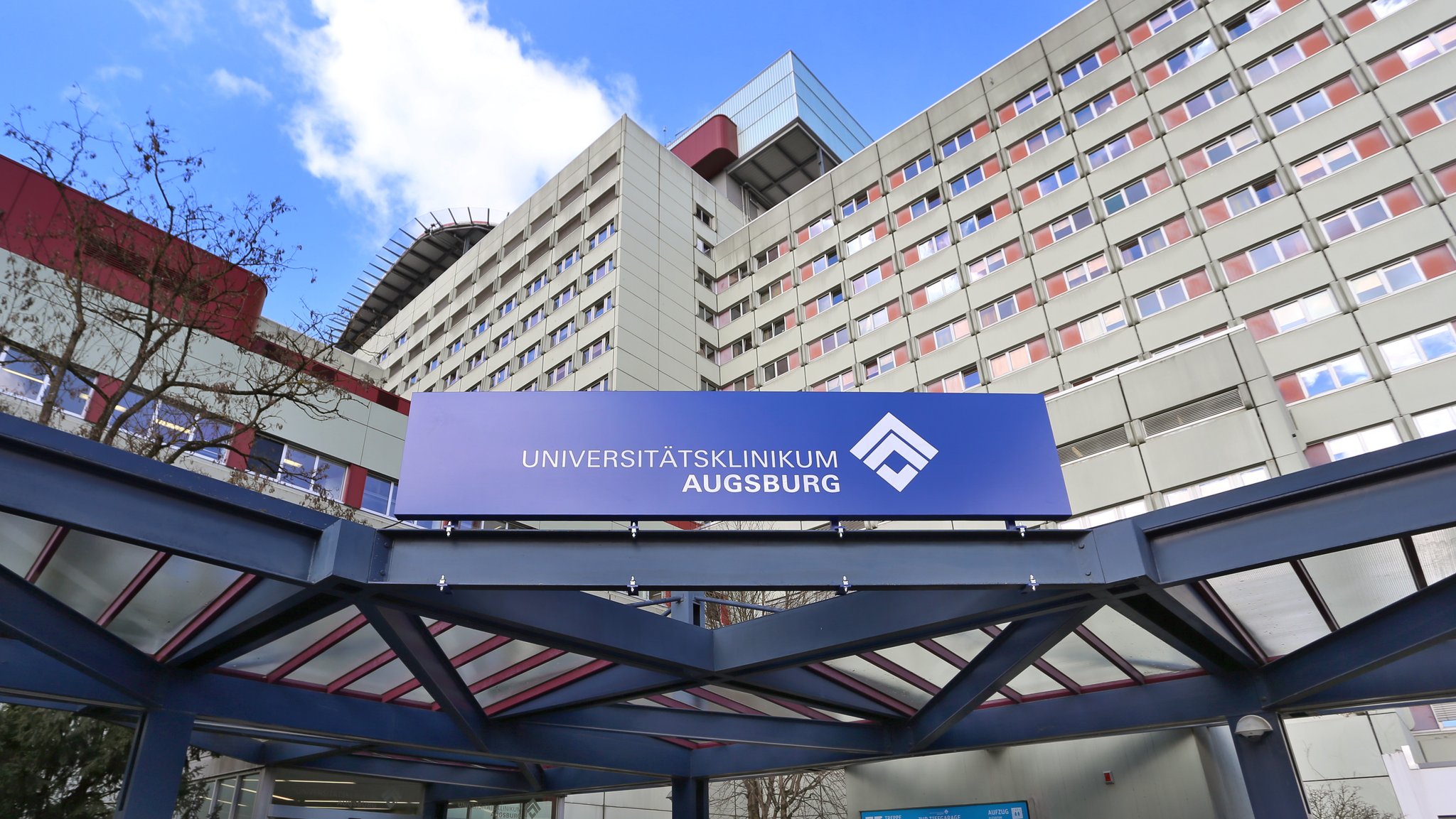 Der Haupteingang des neuen Universitätsklinikums Augsburg. (Archiv)