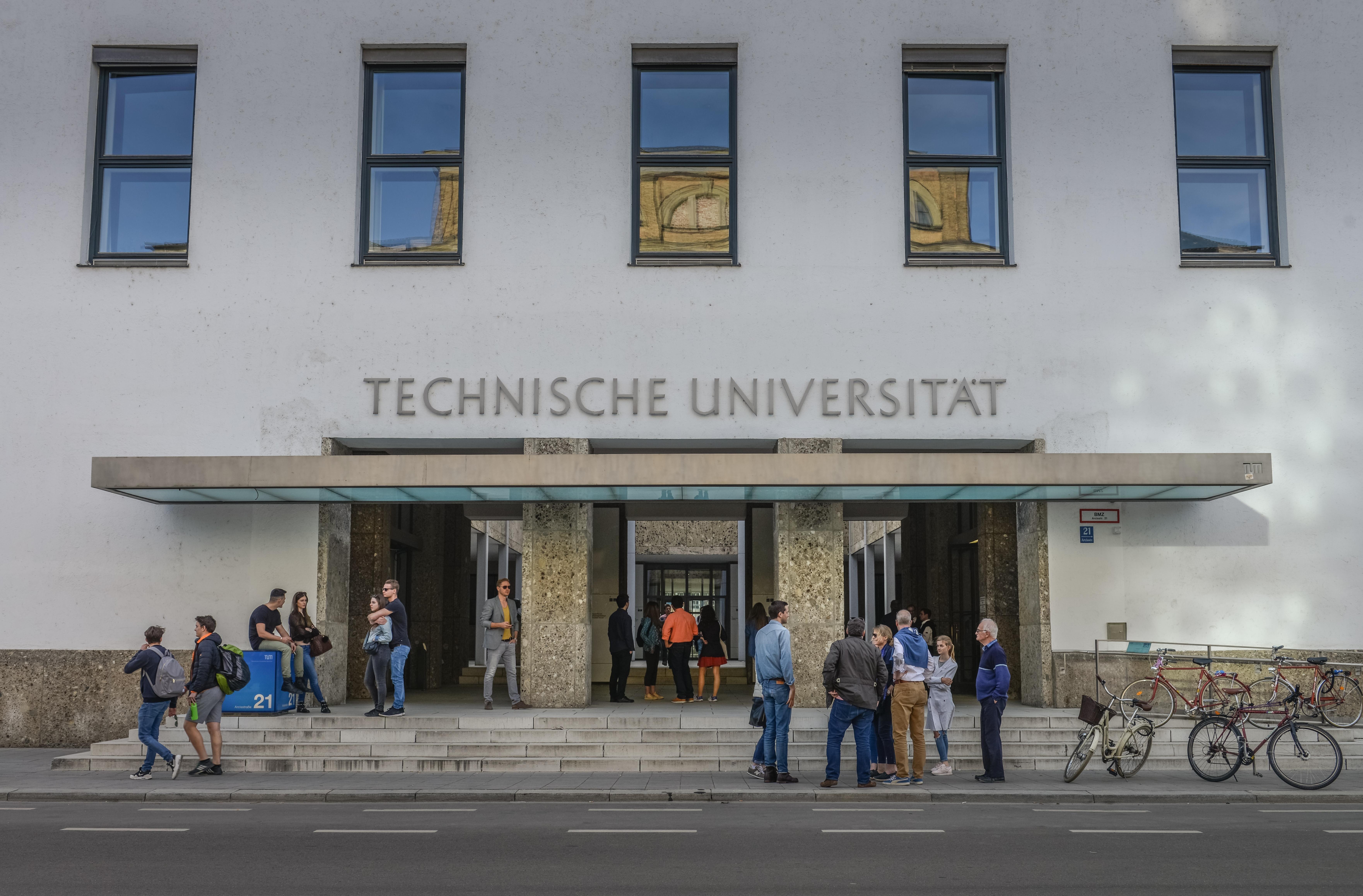KI bei Uni-Test: Experte entsetzt – Ministerium präzisiert Pläne