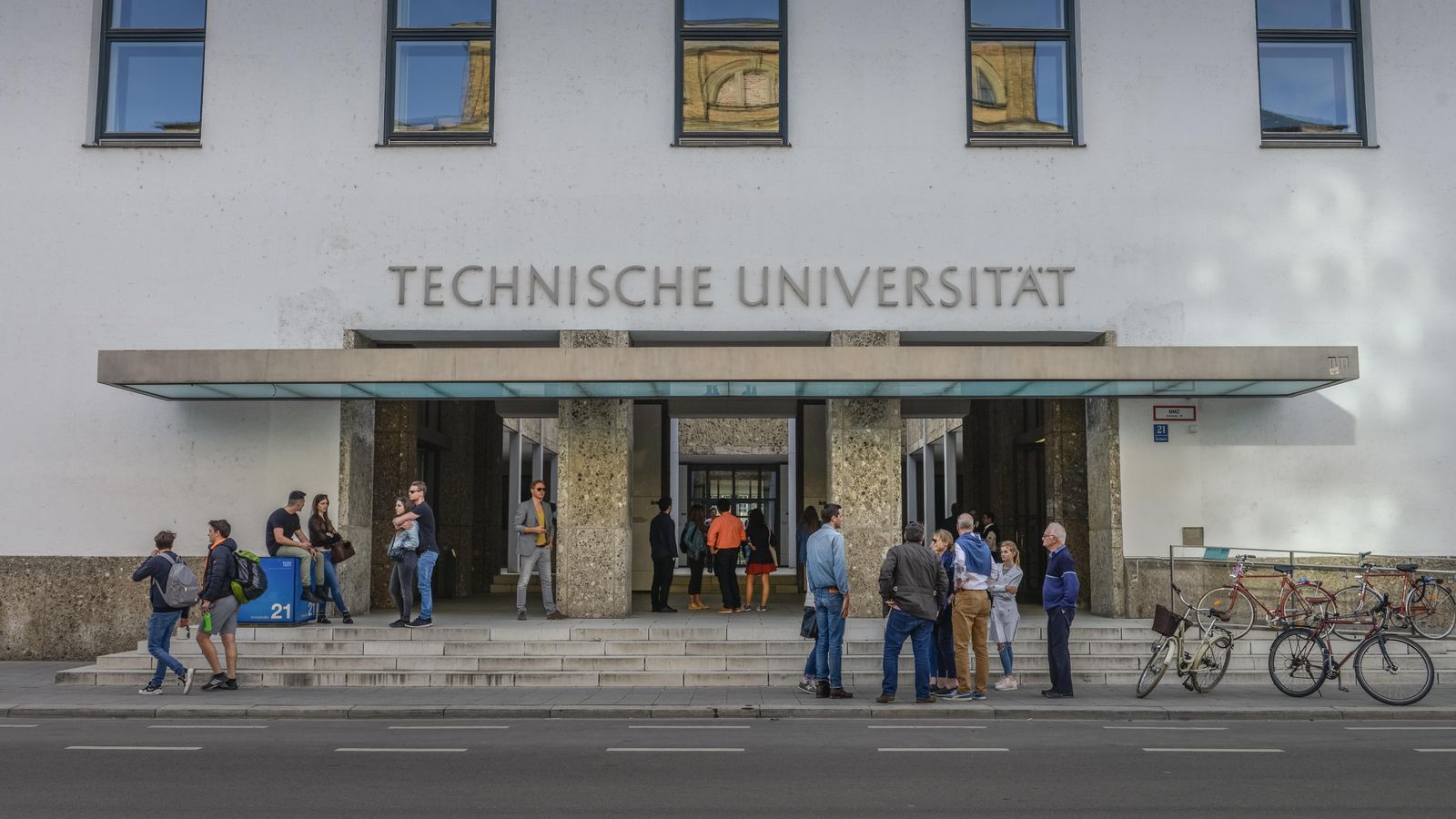 KI bei Uni-Test: Experte entsetzt – Ministerium präzisiert Pläne