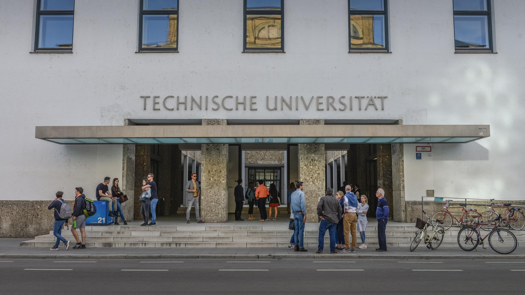 KI bei Uni-Test: Experte entsetzt – Ministerium präzisiert Pläne