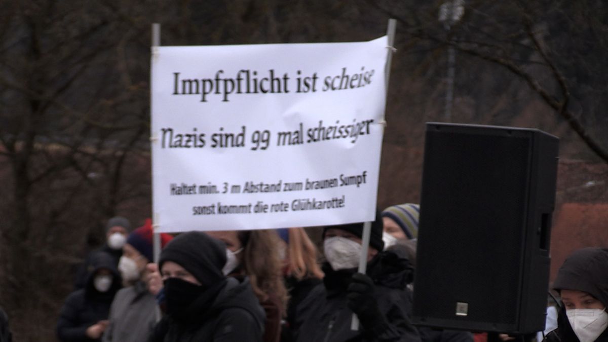 Schild von Gegendemonstranten am Rande einer Anti-Impfpflicht-Demo in Regensburg