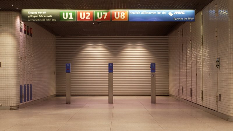 Gesperrter U-Bahnhof in München | Bild: BR / David Herting Gesperrter U-Bahnhof in München
