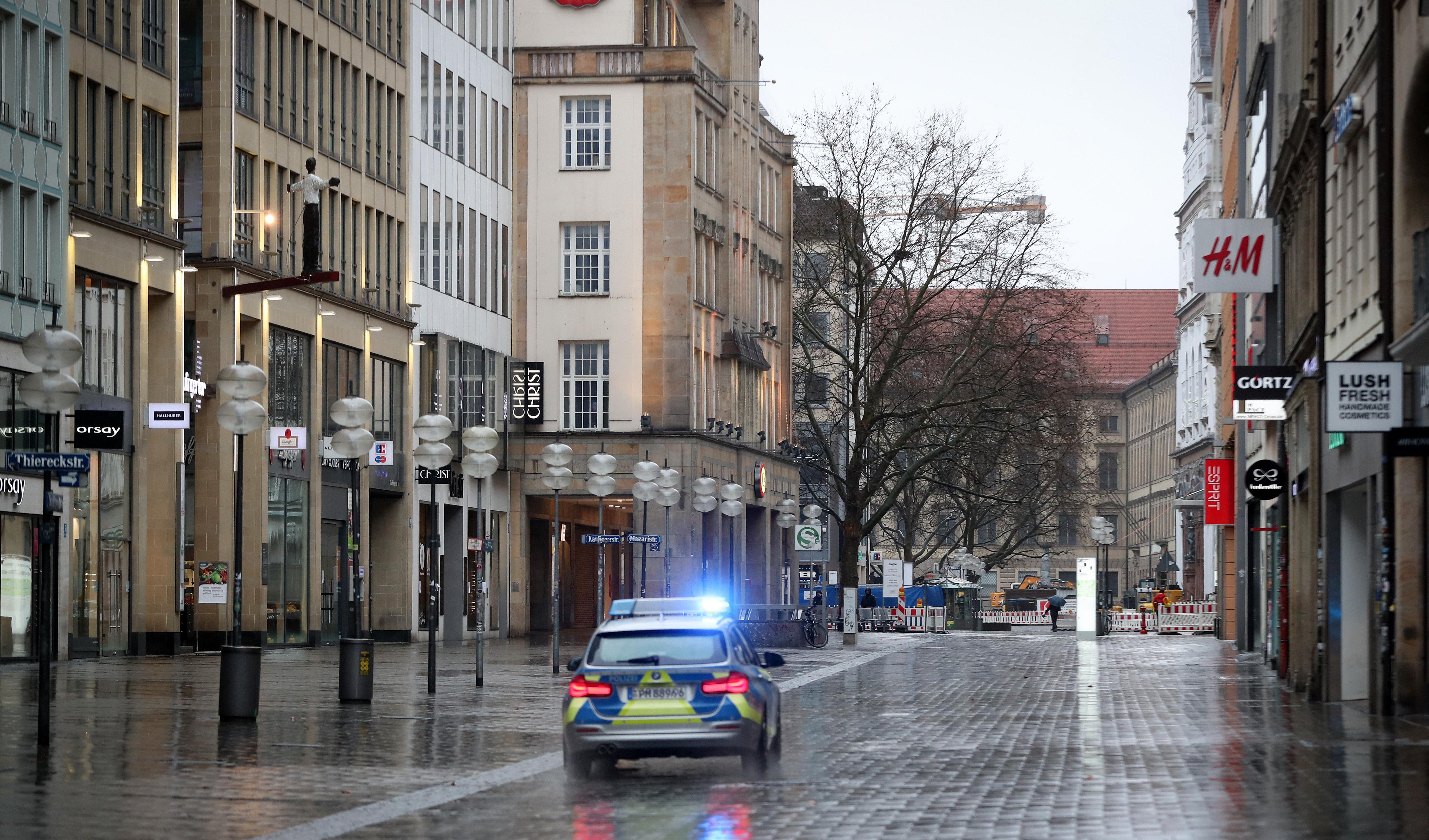 Ein Polizeiauto in der menschenleeren Münchner Fußgängerzone im Frühjahr 2020.