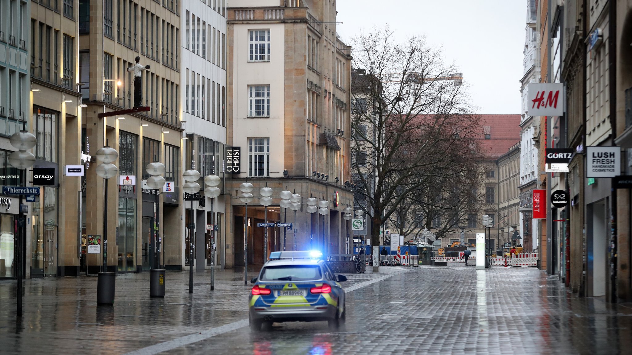 Ein Polizeiauto in der menschenleeren Münchner Fußgängerzone im Frühjahr 2020.