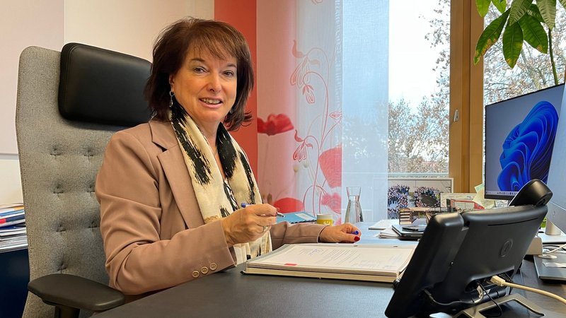 Die Ostallgäuer Landrätin Maria Rita Zinnecker (CSU) an ihrem Schreibtisch. | Bild: BR / Rupert Waldmüller Die Ostallgäuer Landrätin Maria Rita Zinnecker (CSU) an ihrem Schreibtisch.