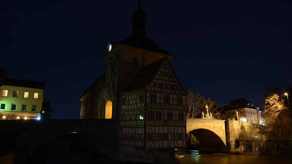 Das Brückenrathaus in Bamberg während der "Earth Hour"  2013