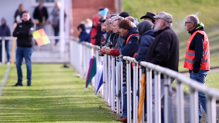 Kabinett erlaubt Stehplätze für 100 Zuschauer im Amateurfußball | BR24