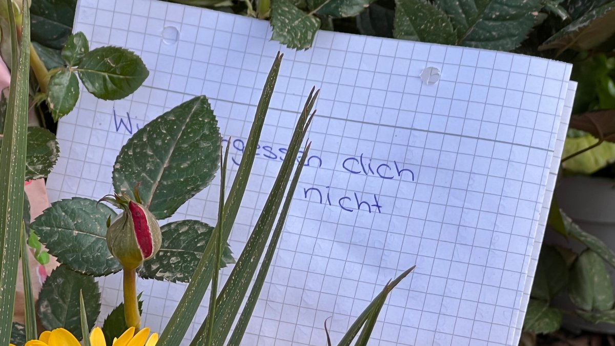 Blumen am Tatort in München-Milbertshofen.