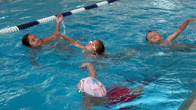 Grundschüler lernen im Hallenbad Ismaning das Kraulschwimmen | Bild: BR / Manuel Rauch Grundschüler lernen im Hallenbad Ismaning das Kraulschwimmen