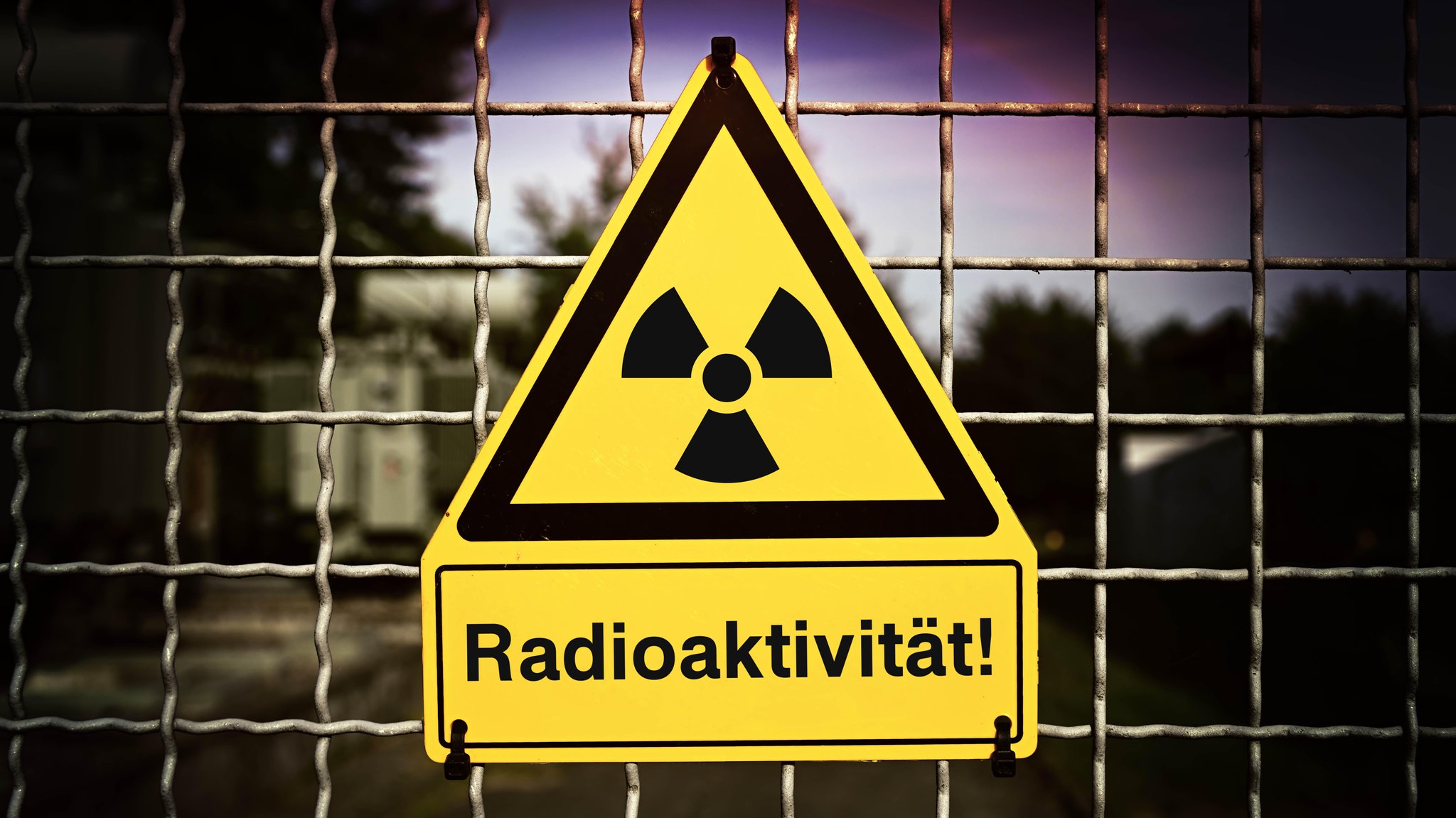 Schild mit Radioaktivitätssymbol und der Aufschrift Radioaktivität