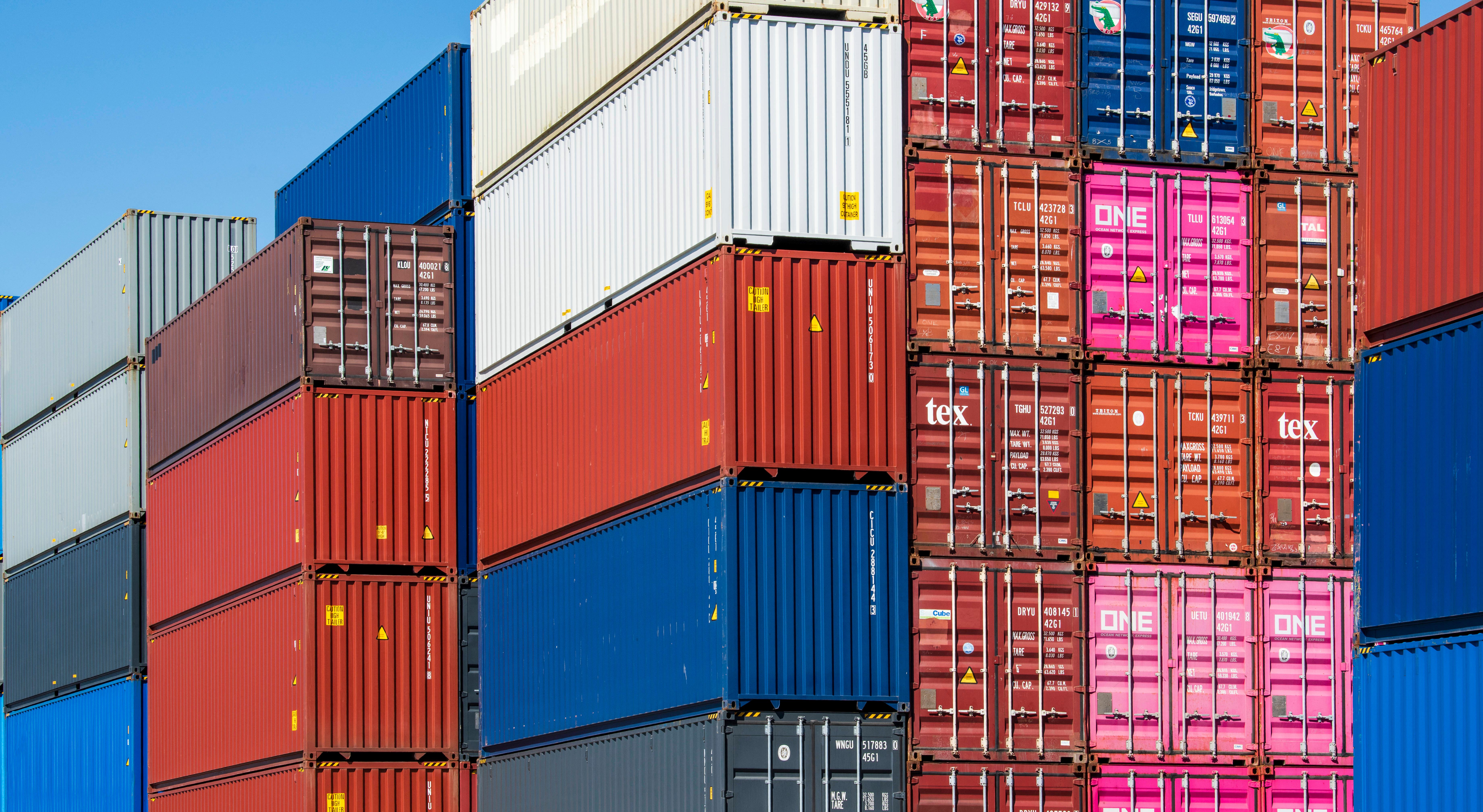 Viele Container warten im Umschlagbahnhof auf den Weitertransport.