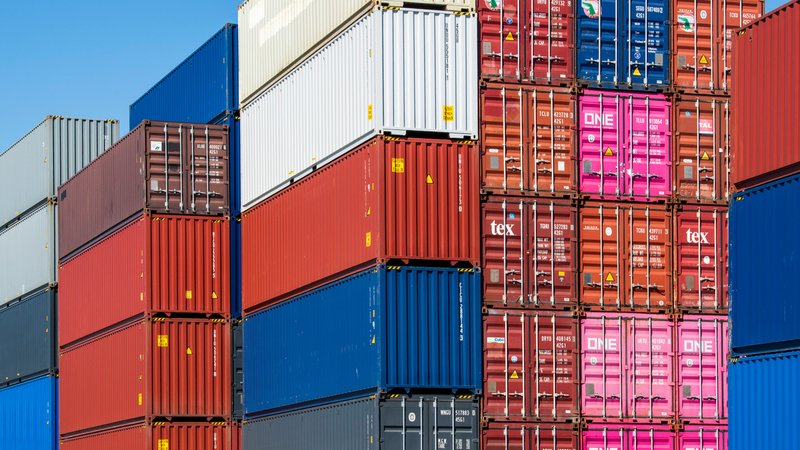 Viele Container warten im Umschlagbahnhof auf den Weitertransport. | Bild: picture alliance / SZ Photo | Wolfgang Filser Viele Container warten im Umschlagbahnhof auf den Weitertransport.