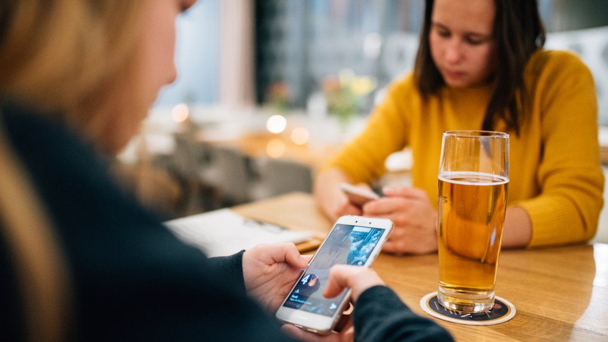 Phubbing: Wenn das Handy wichtiger ist als der Gesprächspartner