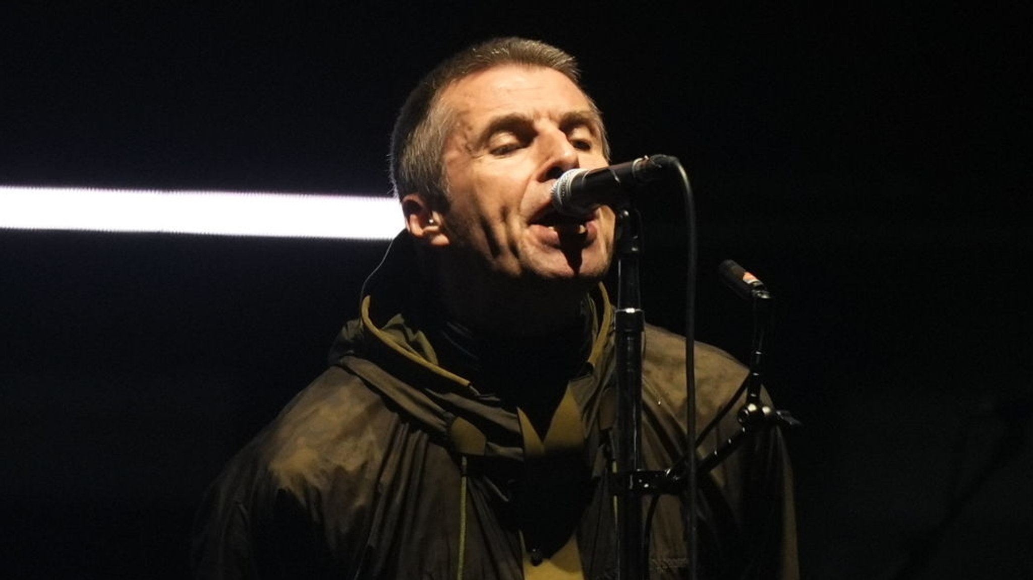 Liam Gallagher beim Oasis-Konzert in Cardiff Anfang Juli | Bild: dpa-Bildfunk/Jordan Pettitt Liam Gallagher beim Oasis-Konzert in Cardiff Anfang Juli