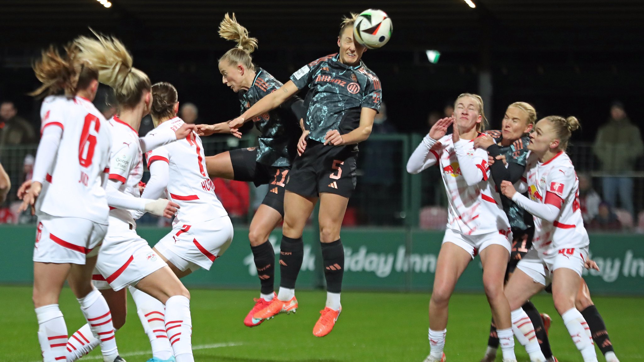 FC Bayern Frauen lassen in Leipzig Tore liegen 