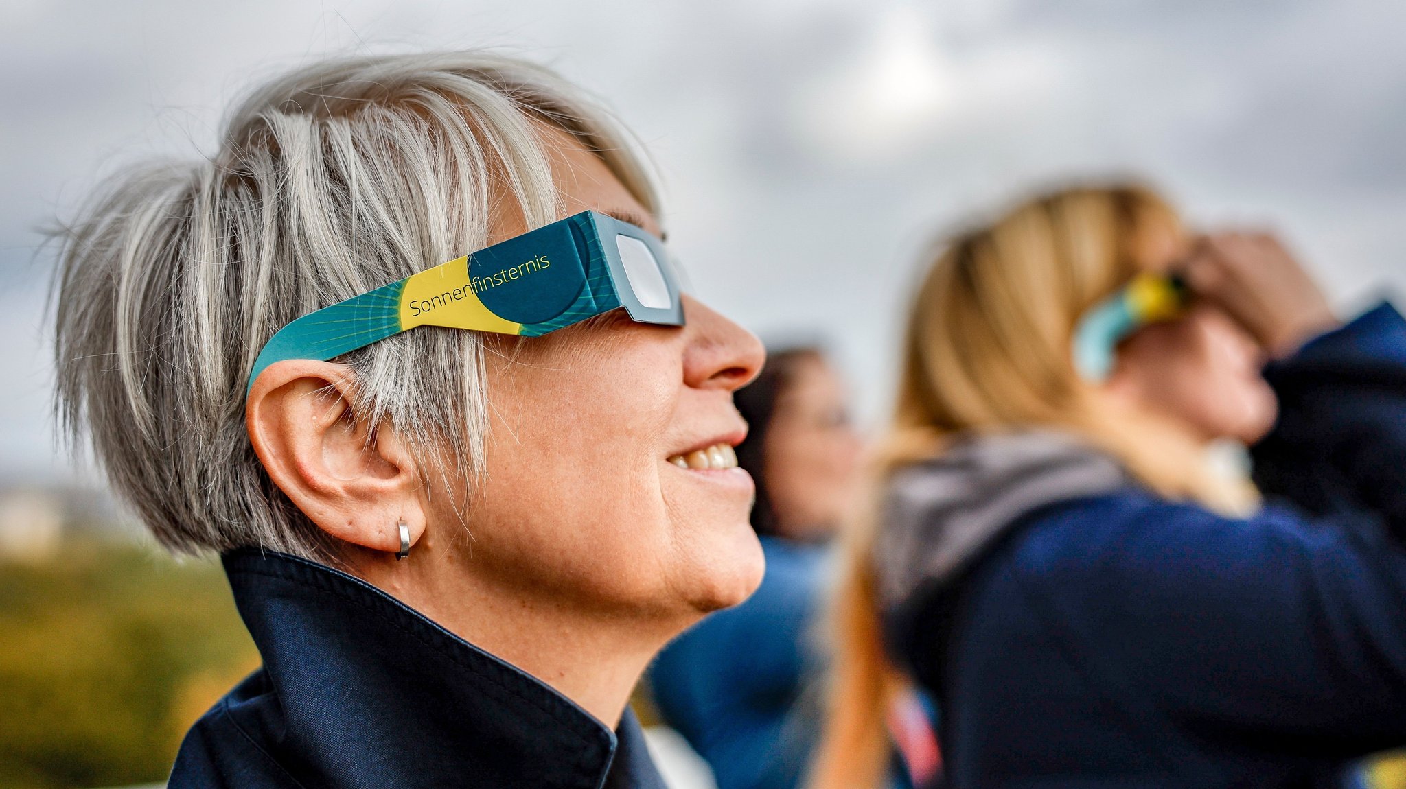 Sonnenfinsternis schauen: So geht's – und so nicht