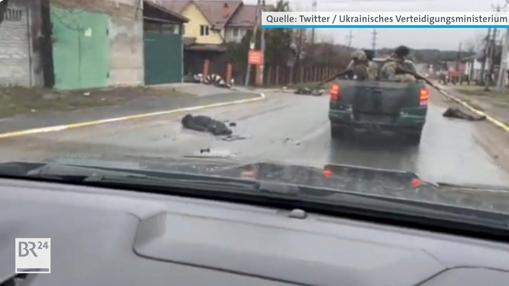 Bei der langsamen Betrachtung des Videos erkennt man, dass es sich hier wohl um einen Fleck auf der Scheibe des Fahrzeugs handelt - nicht um einen Arm. | Bild: Ukrainisches Verteidigungsministerium Bei der langsamen Betrachtung des Videos erkennt man, dass es sich hier wohl um einen Fleck auf der Scheibe des Fahrzeugs handelt - nicht um einen Arm.