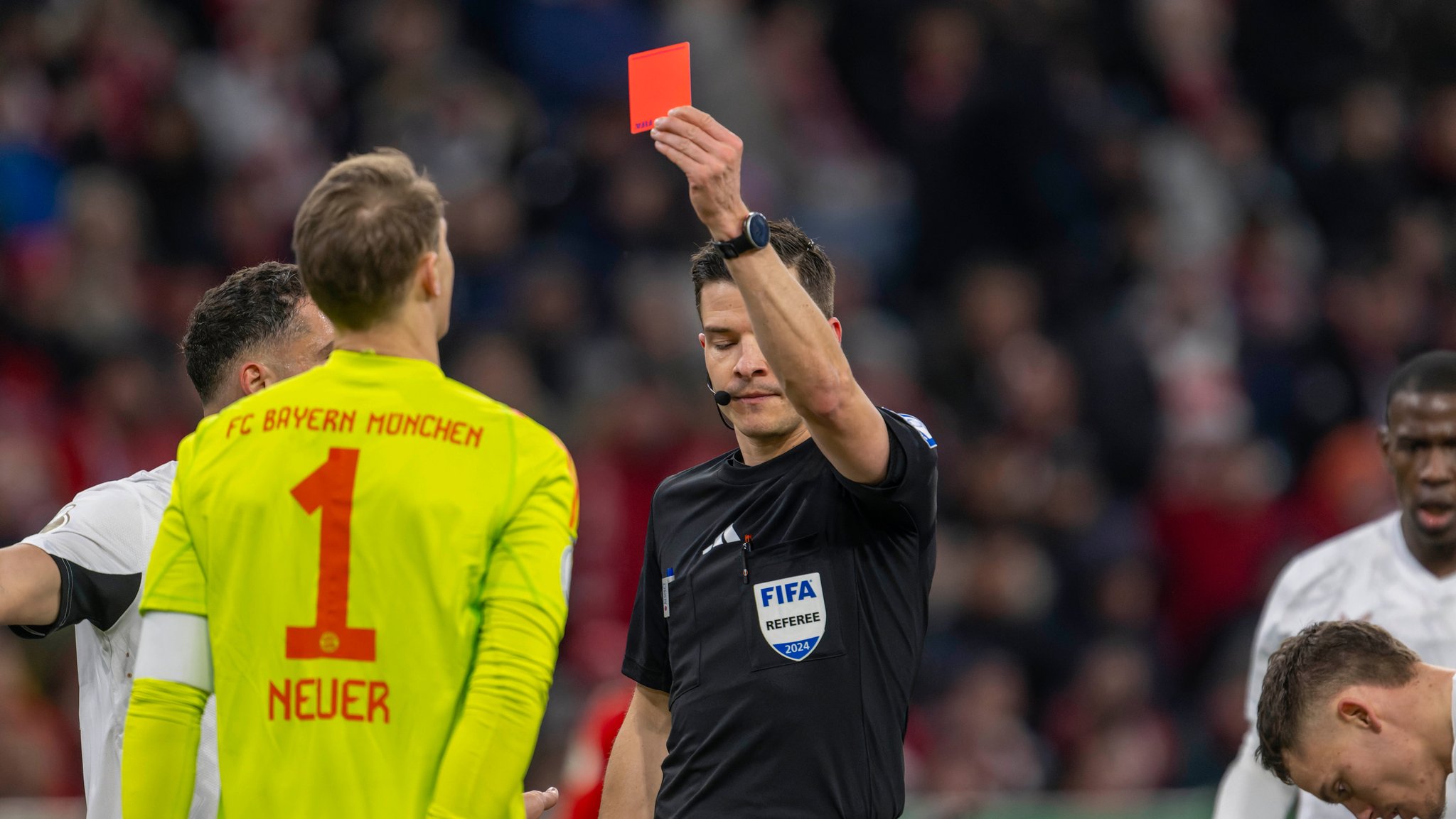 Rote Karte für Manuel Neuer nach Bayern München - Bayer Leverkusen