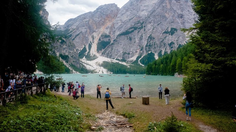 Besucherinnen und Besucher machen Fotos am Pragser Wildsee. | Bild: picture alliance / Pacific Press | Mairo Cinquetti Besucherinnen und Besucher machen Fotos am Pragser Wildsee.