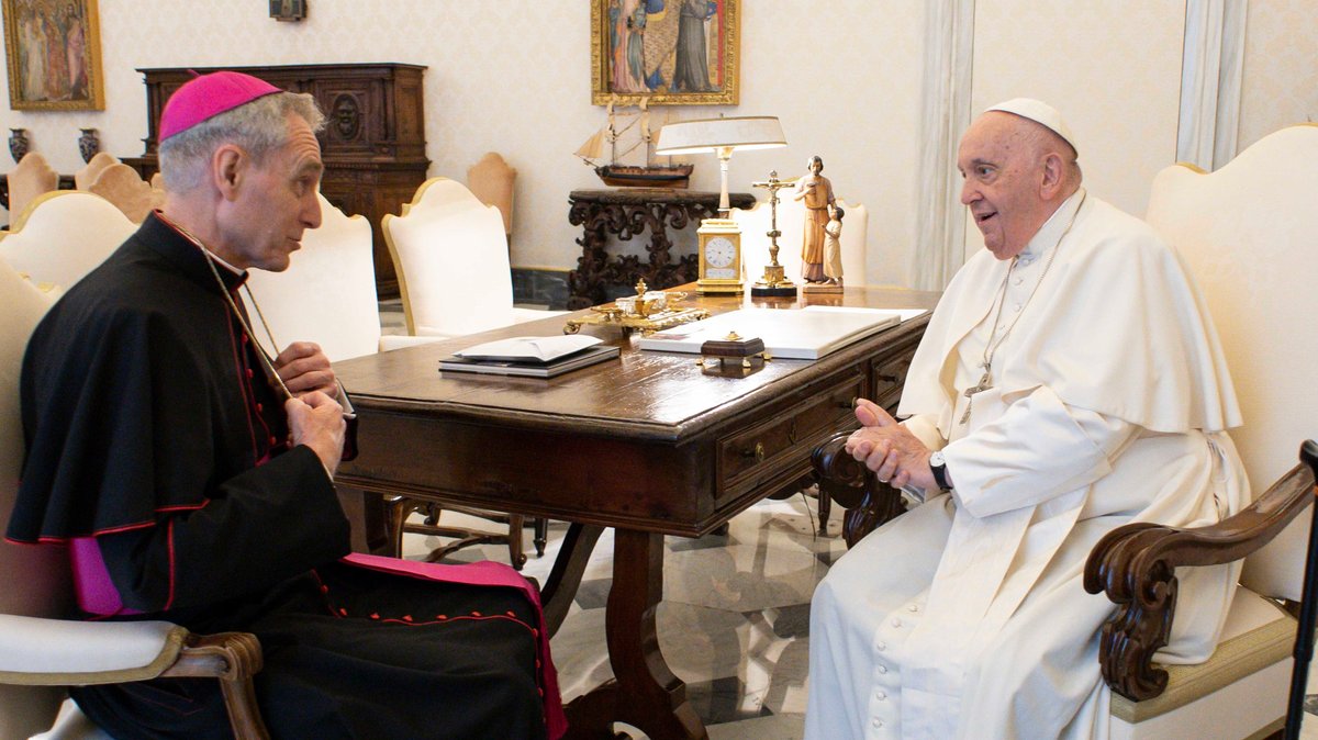 Papst Franziskus (r.) und Monsignore Georg Gänswein im Vatikan. Archivbild vom Mai 2023 