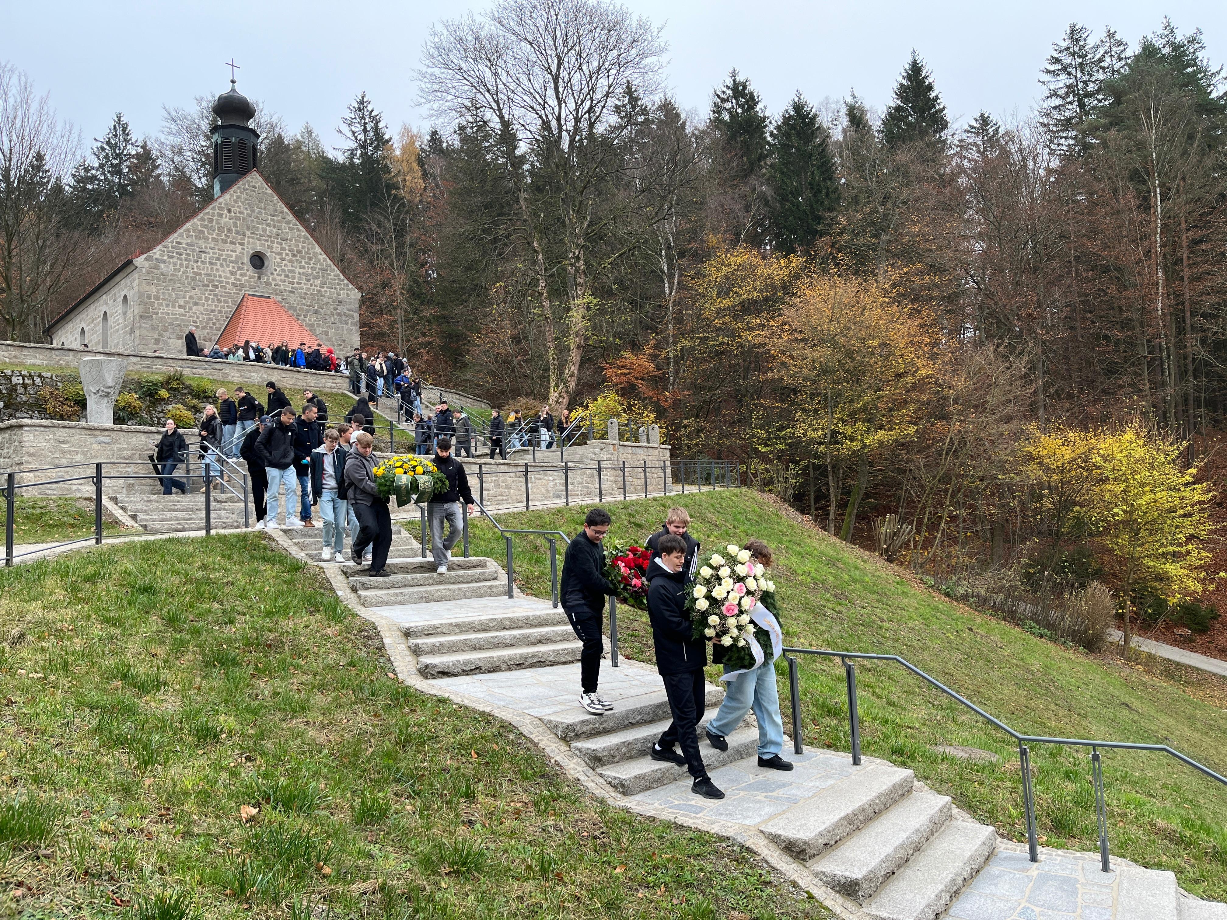 Die Schüler legten an den Massengräbern im sogenannten "Tal des Todes" der Gedenkstätte Kränze nieder.
