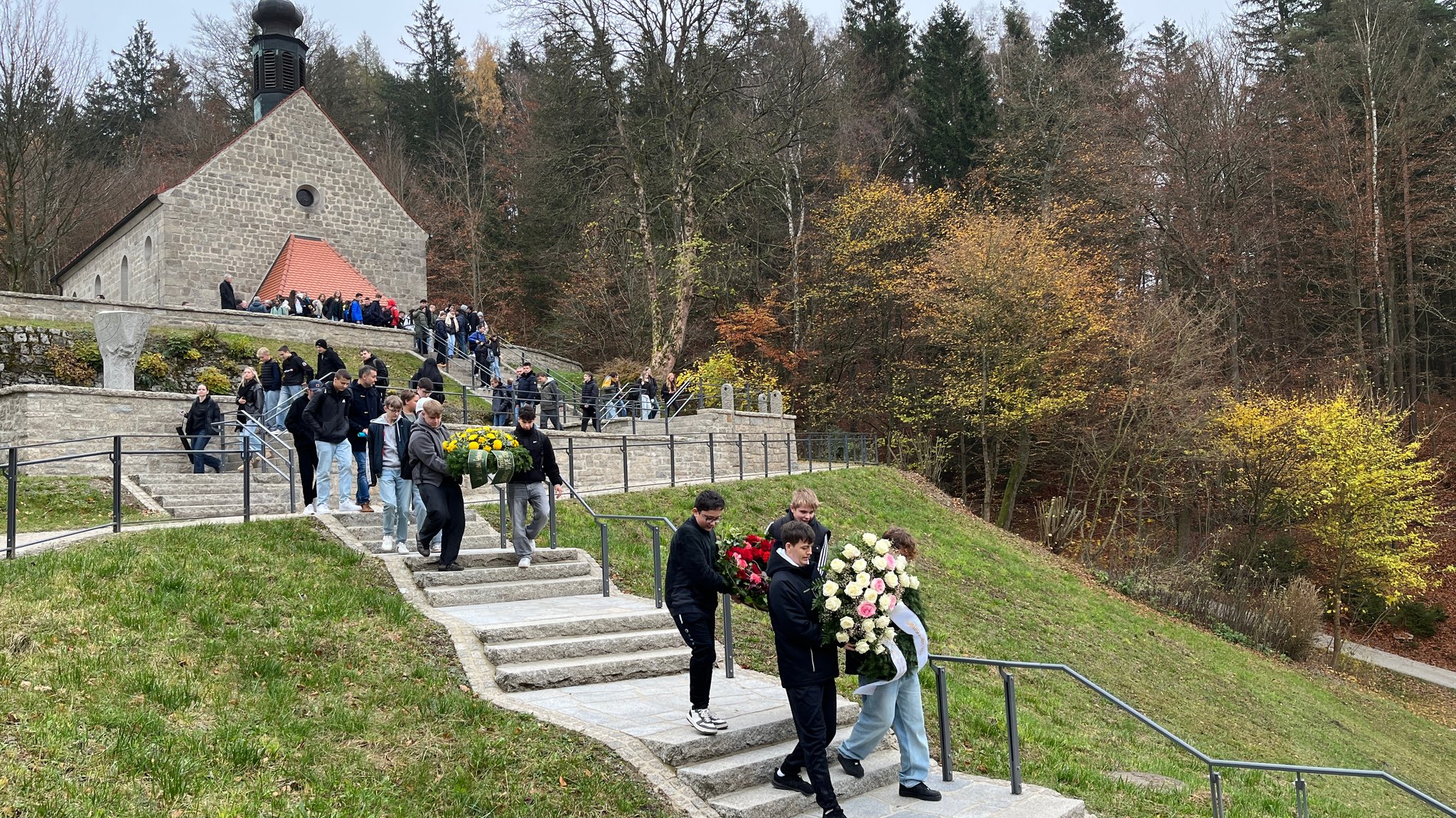 Die Schüler legten an den Massengräbern im sogenannten "Tal des Todes" der Gedenkstätte Kränze nieder.