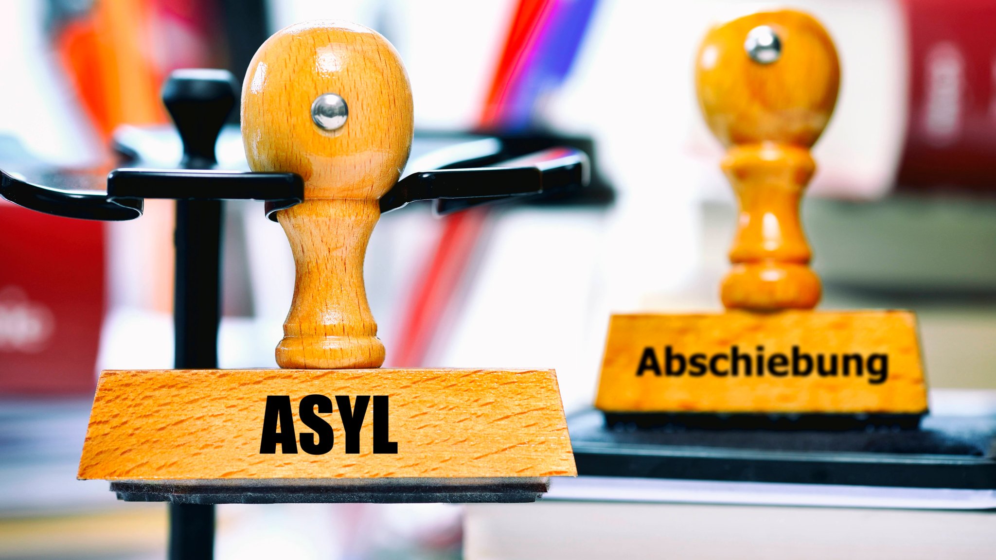 Zwei Stempel mit der Aufschrift "Asyl" und "Abschiebung"