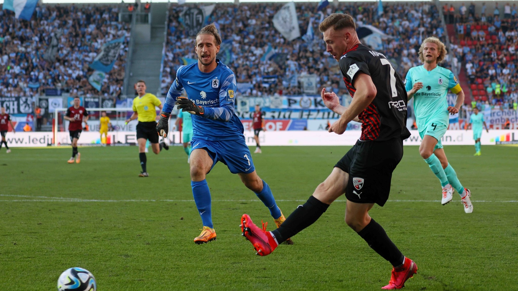 Jannik Mause nutzt einen groben Fehler der Löwen