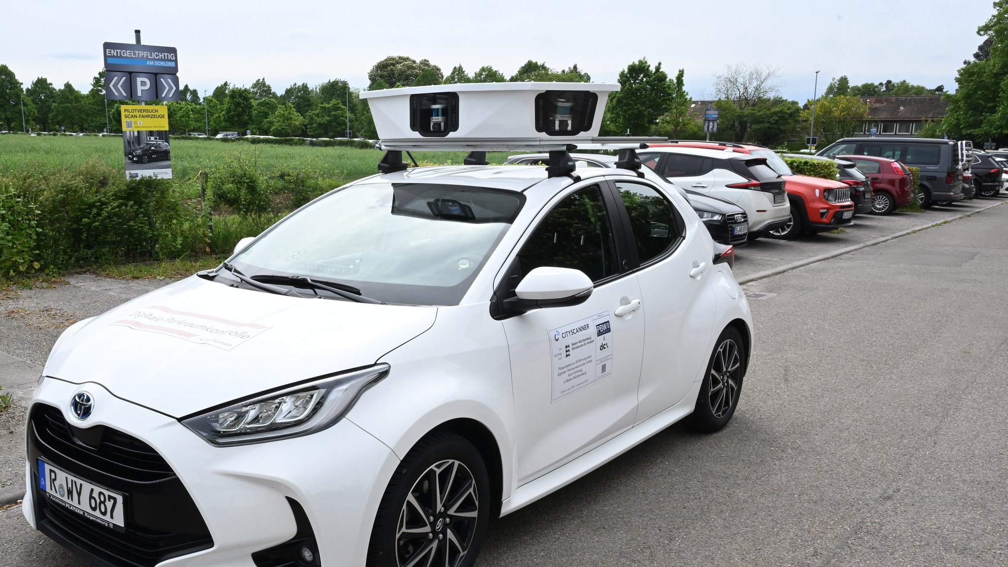 Ein Scan-Auto, das automatisch Parksünder registriert, fährt bei einem Pilotversuch an vor der Universität Hohenheim geparkten Fahrzeugen vorbei. | Bild: picture alliance/ Bernd Weißbrod Ein Scan-Auto, das automatisch Parksünder registriert, fährt bei einem Pilotversuch an vor der Universität Hohenheim geparkten Fahrzeugen vorbei.