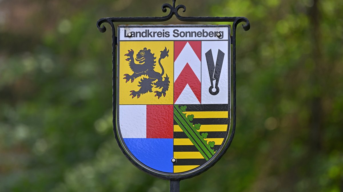 Ein Schild mit dem Wappen steht an der Kreisgrenze des Landkreis Sonneberg. 