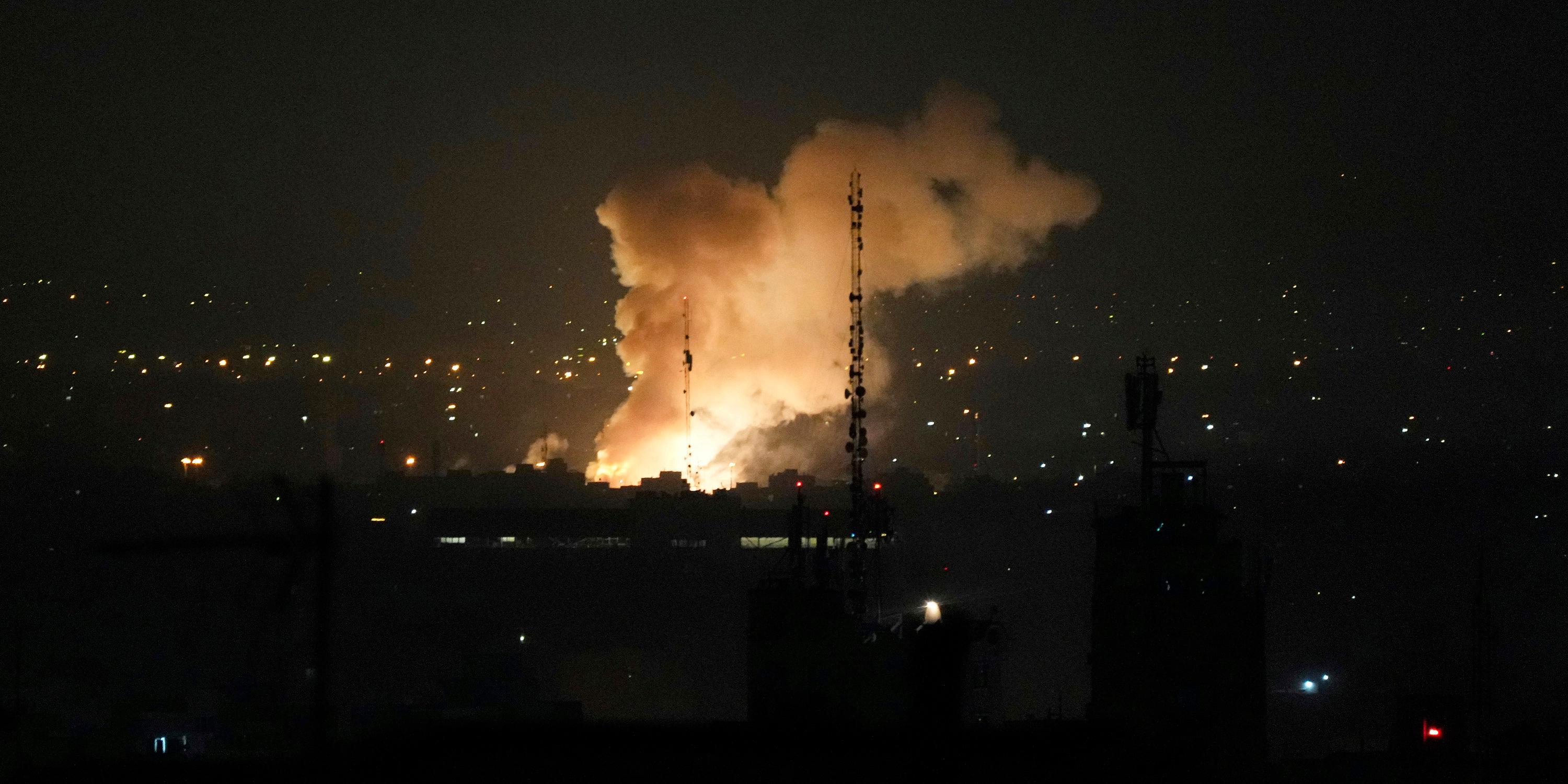 13.06.2025, Iran, Teheran: Nach einer Explosion in Teheran steigt Rauch auf. Foto: Vahid Salemi/AP/dpa +++ dpa-Bildfunk +++