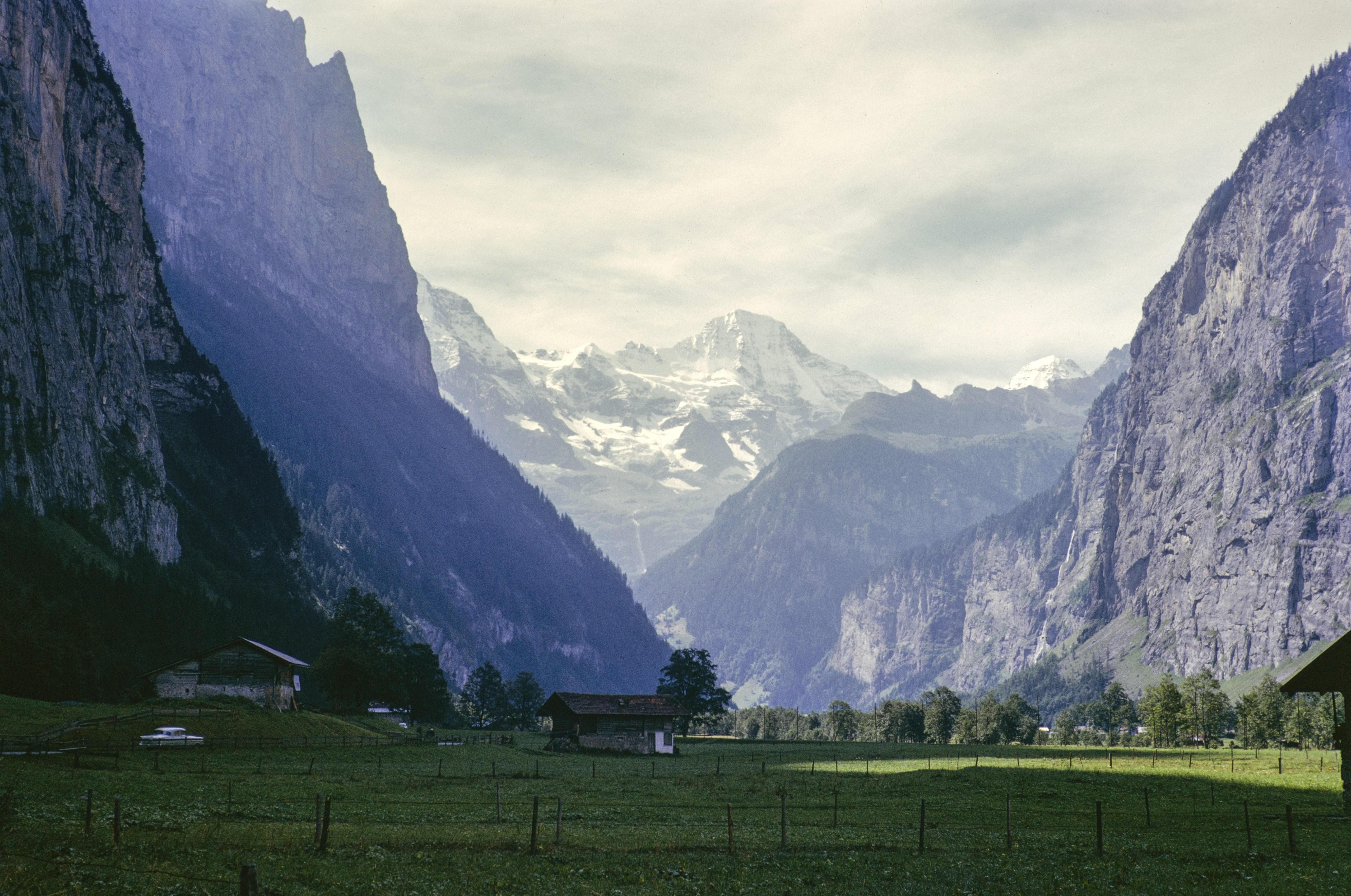 Blick auf die schneebedeckten Alpengipfel des Breithorns, Berner Alpenmassiv, vom Stechelberg, Lauterbrunnental, Kanton Bern