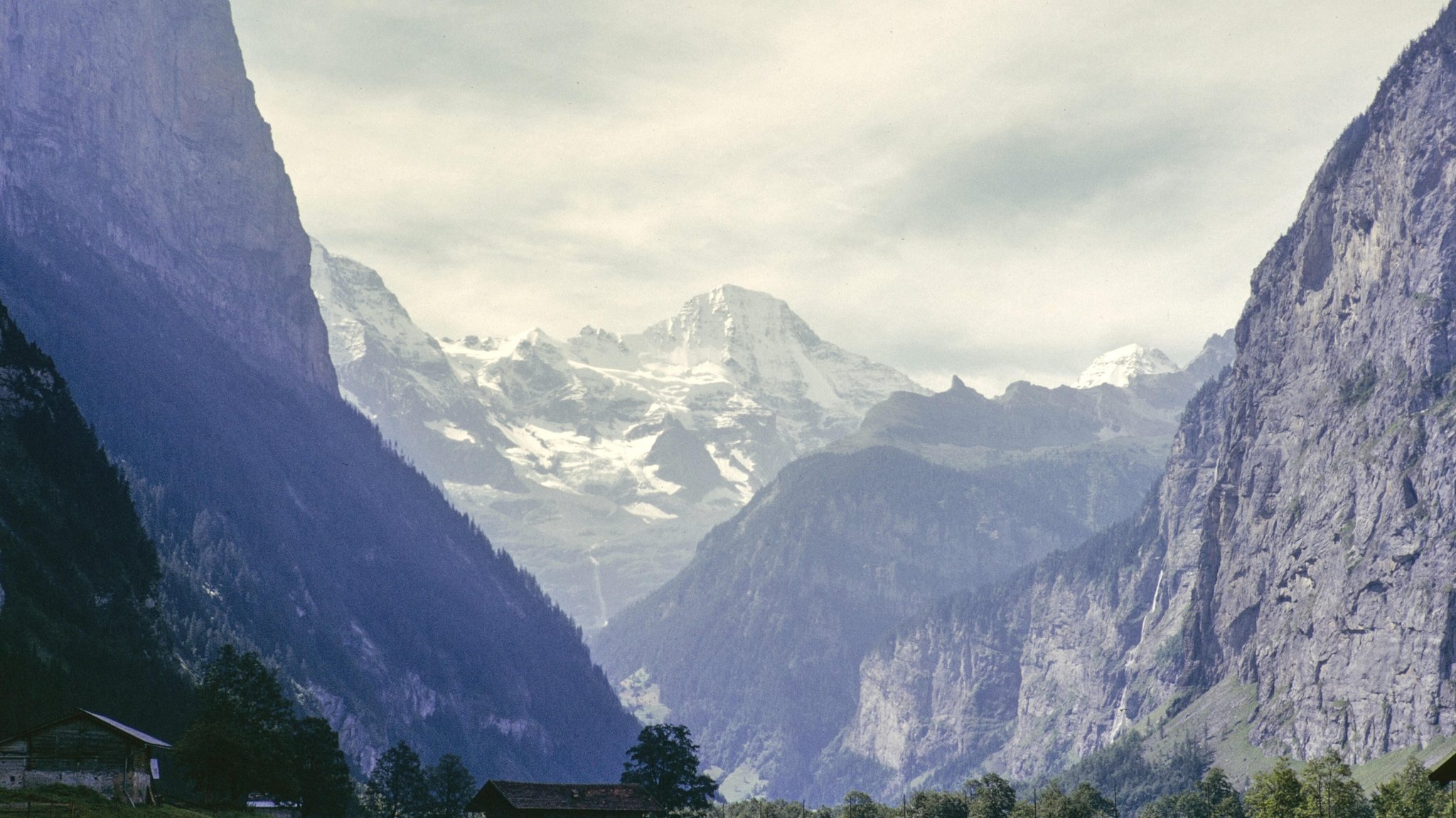 Blick auf die schneebedeckten Alpengipfel des Breithorns, Berner Alpenmassiv, vom Stechelberg, Lauterbrunnental, Kanton Bern