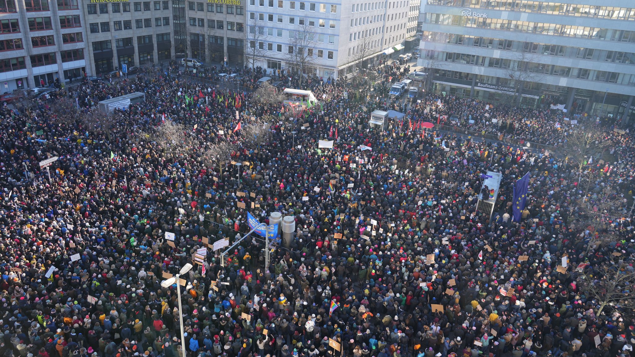 Laut Schätzungen der Polizei haben sich mindestens 15.000 Menschen am Nürnberger Willy-Brandt-Platz versammelt.