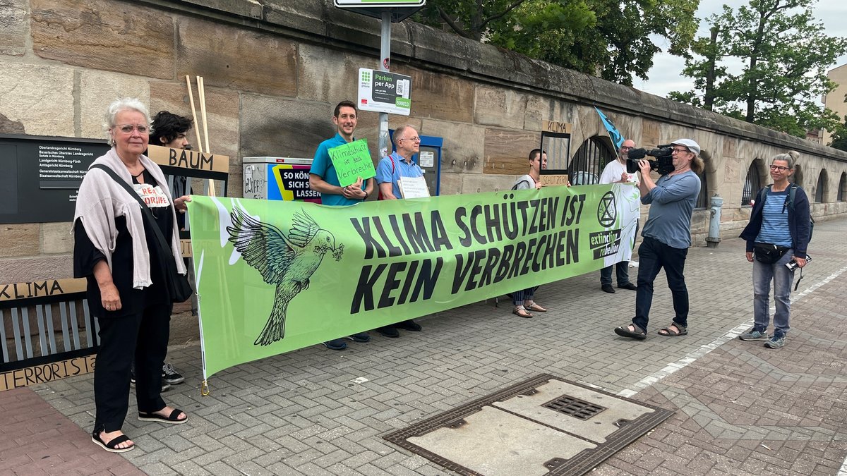 Klimaaktivist in Nürnberg vor Gericht – Mahnwache vor der Tür
