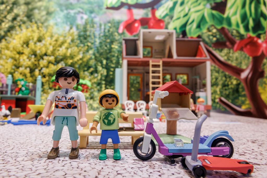 29.01.2024, Bayern, Nürnberg: Zwei Figuren aus der "Tiny Haus Spielwelt" von Playmobil stehen im Vorfeld der Spielwarenmesse am Stand von Playmobil. Vor 50 Jahren kamen die ersten dieser Spielzeugfiguren auf den Markt und eroberten in den nächsten Jahrzehnten die Kinderzimmer in vielen Ländern weltweit. 