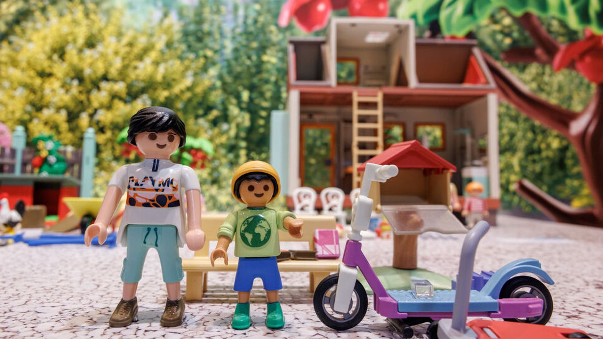 29.01.2024, Bayern, Nürnberg: Zwei Figuren aus der "Tiny Haus Spielwelt" von Playmobil stehen im Vorfeld der Spielwarenmesse am Stand von Playmobil. Vor 50 Jahren kamen die ersten dieser Spielzeugfiguren auf den Markt und eroberten in den nächsten Jahrzehnten die Kinderzimmer in vielen Ländern weltweit. 