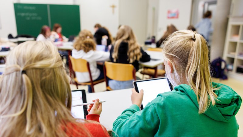 Lernen am Tablet: Jugendliche wünschen sich mehr Aufklärung über Chancen und Risiken durch KI und Co. | Bild: picture alliance / dpa | Matthias Balk Lernen am Tablet: Jugendliche wünschen sich mehr Aufklärung über Chancen und Risiken durch KI und Co.