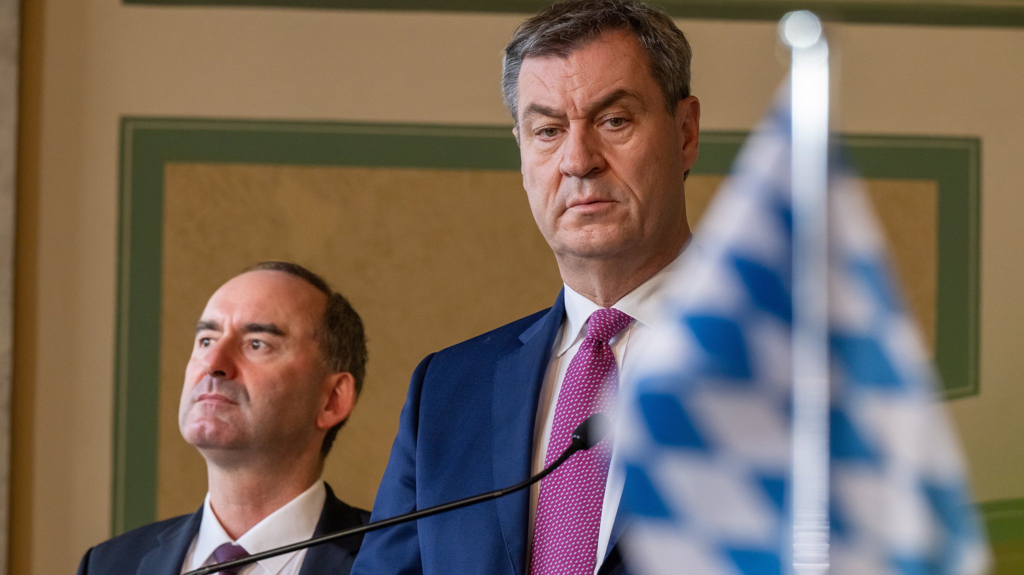 Werden Bayern auch die nächsten fünf Jahre regieren: CSU-Ministerpräsident Markus Söder (rechts), und sein Stellvertreter Hubert Aiwanger (FW).