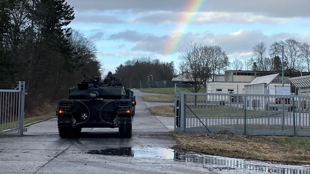 Ein Kampfpanzer vom Typ Leopard fährt in eine Kaserne im Freistaat. 