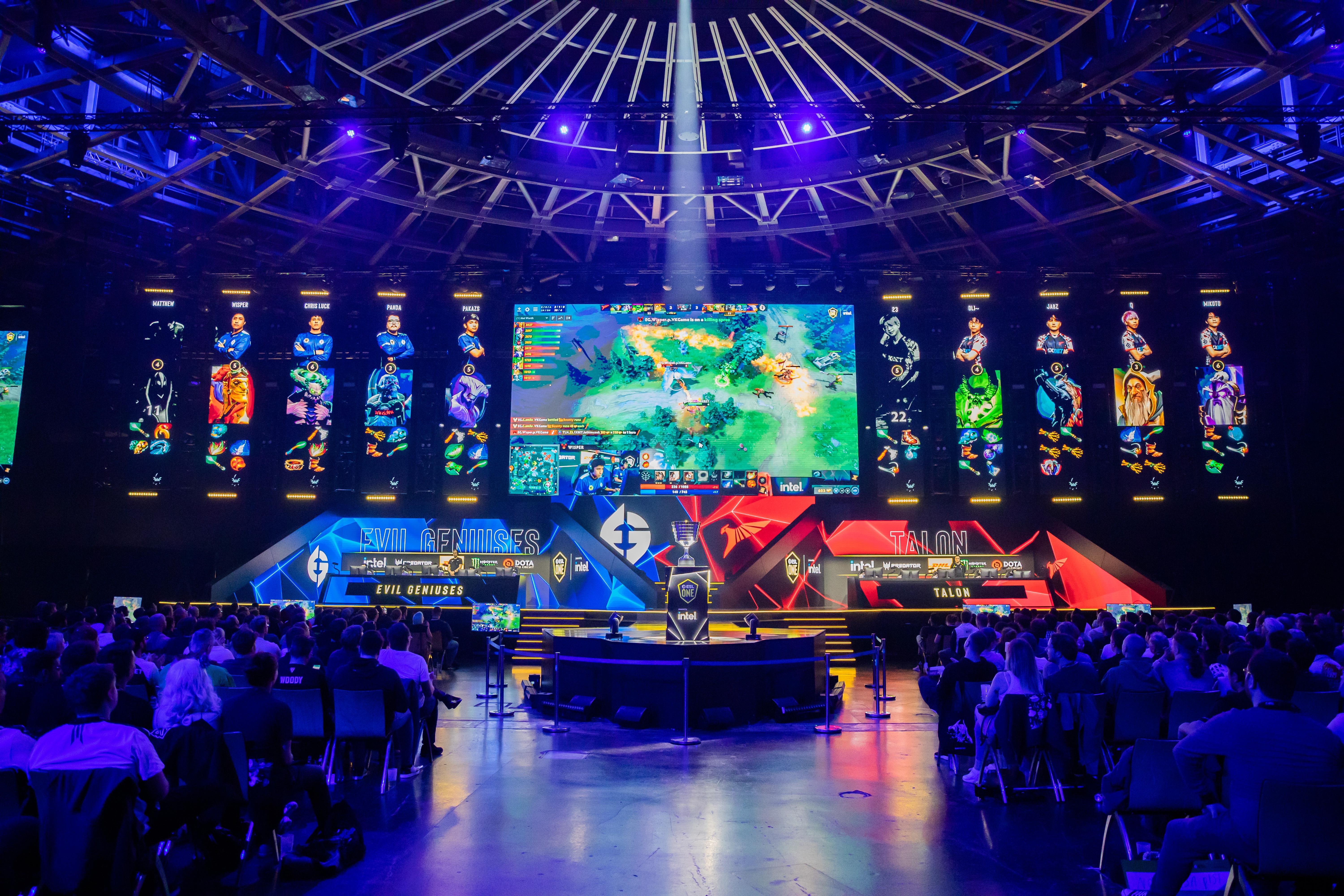 E-Sport: Zweites Major-Turnier des Spiels Dota Pro Circuit 2023 am Finalwochenende. In einer Halle schauen Dutzende Menschen auf mehrere Bildschirme, die hell erleuchtet vor Ihnen an der Wand der Veranstaltungshalle installiert sind.
