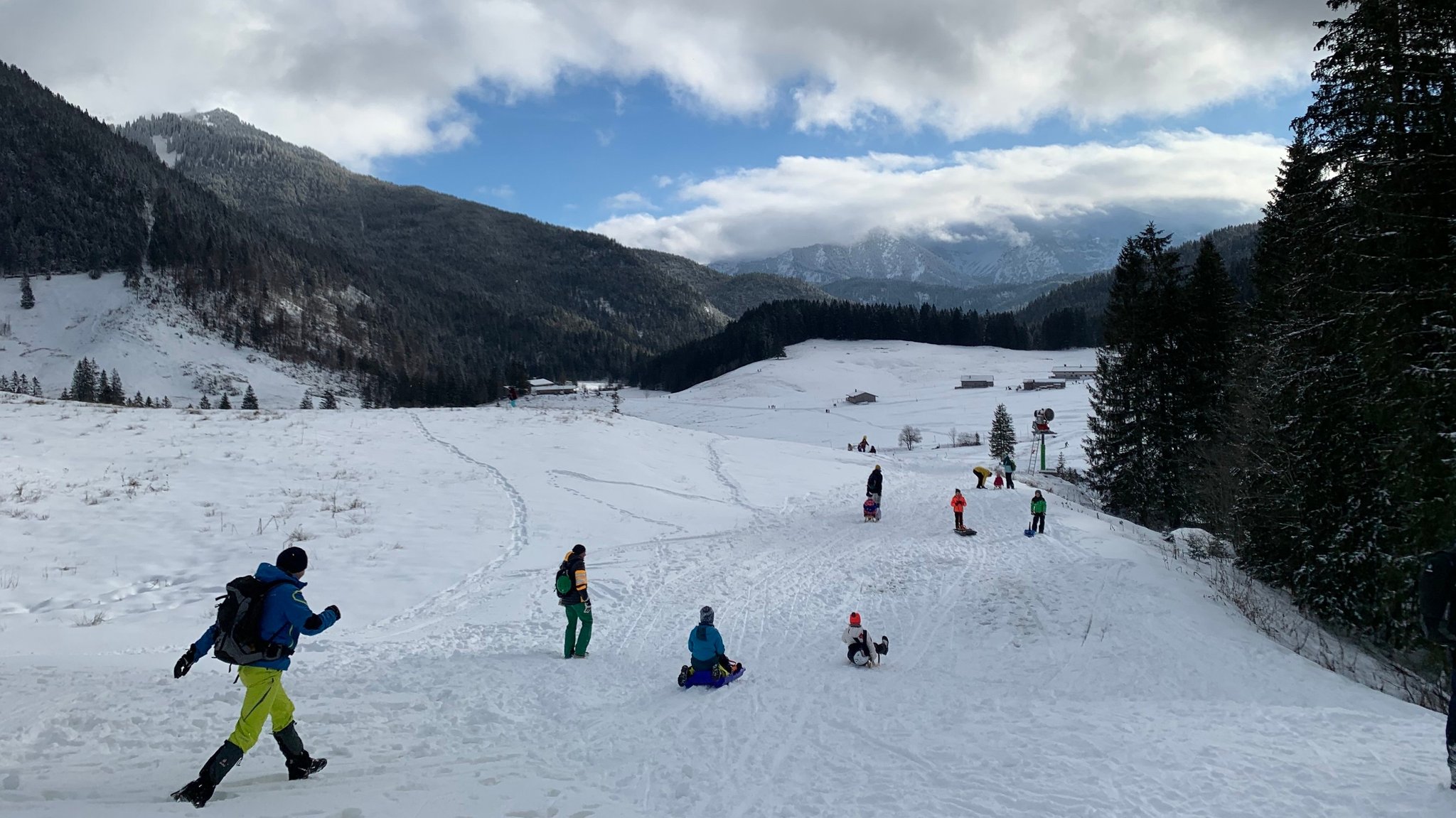 Rodler und Wanderer am Spitzingsee