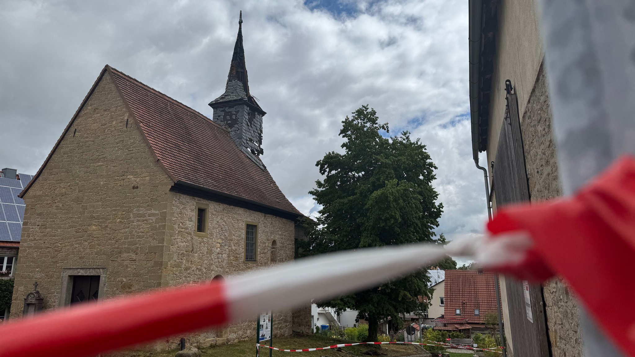 Beschädigte Kapelle im unterfränkischen Eßfeld bei Giebelstadt