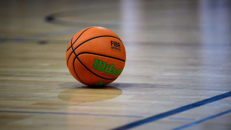 Ein Basketball in einer Turnhalle. Jeder sechste Sportverein sieht sich in Existenz bedroht | Bild: picture alliance / GES/Helge Prang | Helge Prang Ein Basketball in einer Turnhalle. Jeder sechste Sportverein sieht sich in Existenz bedroht