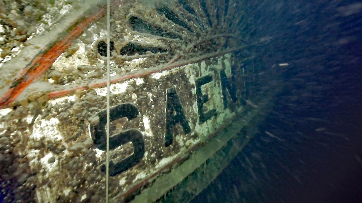 Schriftzug "Säntis" auf dem Wrack des versunkenen Schiffs