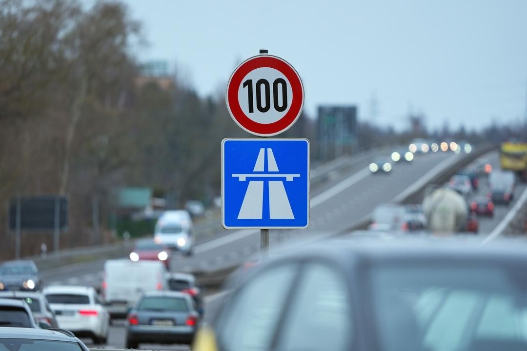 ARCHIV - 02.02.2024, Berlin: Ein Schild am Fahrbahnrand der Autobahn A 114 zeigt die Geschwindigkeitsbegrenzung auf Tempo 100 und das Symbol für den Beginn der Autobahn an.